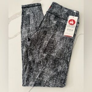 Livesore Fire Booty Leggings, Black & White Print Size M - NWT!!